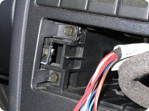 Aussparung für das breite Radio beim Audi A4 (B5)