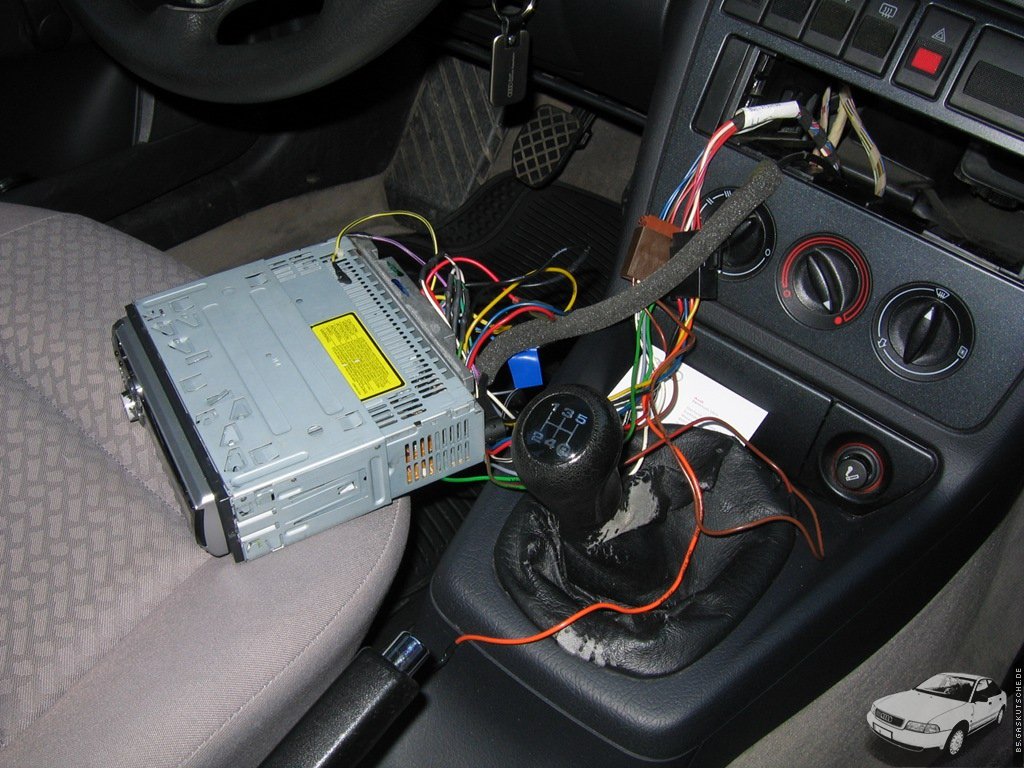 b5.gaskutsche.de Ein handelsübliches Radio im Audi A4
