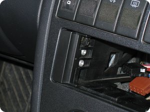 Die fest verschraubte Blende im Audi A4 (B5)