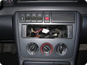 Radioschacht mit Blenden im Audi A4 (B5)