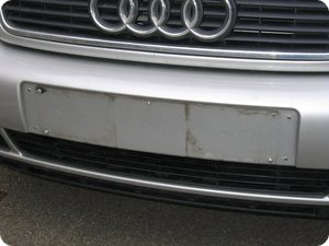 Front des Audi A4 mit abgerissenem Kennzeichen