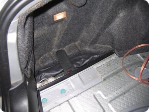 Fahrerseite im Kofferraum: Werkzeug und Wagenheber