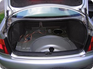 Der nackte Kofferraum des Audi A4 (B5)