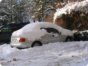 Vom Schnee bedeckter Audi A4 (B5)