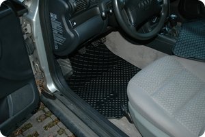 Fahrerfußraum mit neuer Fußmatte
