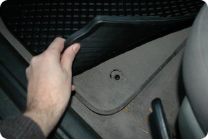 Befestigung der Fußmatten am Fahrzeugboden